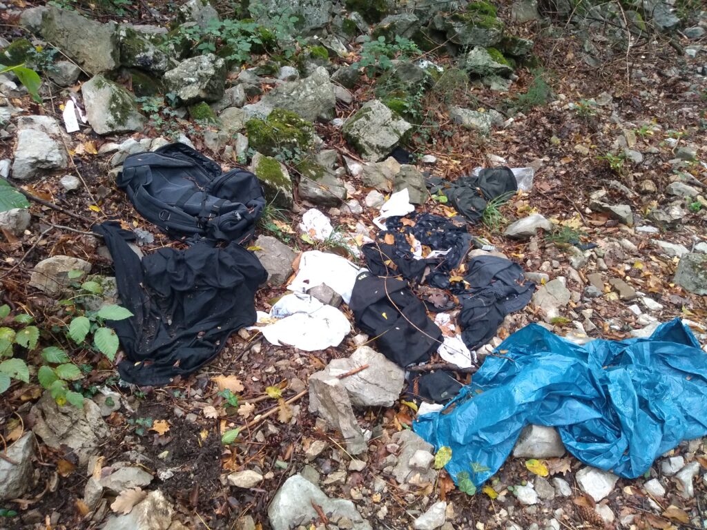 kleding van vluchtelingen in de bossen bij Triëste